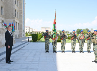 Prezident İlham Əliyev Əlahiddə Ümumqoşun Orduda yeni yaradılan komando hərbi hissələrinə Döyüş bayraqlarının verilməsi mərasimində iştirak edib