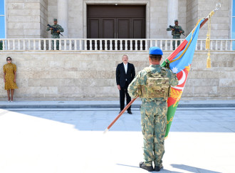 Prezident İlham Əliyev Əlahiddə Ümumqoşun Orduda yeni yaradılan komando hərbi hissələrinə Döyüş bayraqlarının verilməsi mərasimində iştirak edib