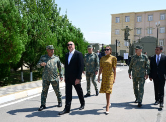Prezident İlham Əliyev Əlahiddə Ümumqoşun Orduda yeni yaradılan komando hərbi hissələrinə Döyüş bayraqlarının verilməsi mərasimində iştirak edib