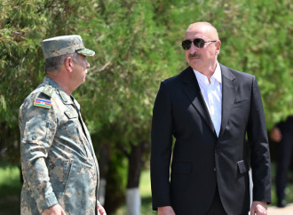 Prezident İlham Əliyev Əlahiddə Ümumqoşun Orduda yeni yaradılan komando hərbi hissələrinə Döyüş bayraqlarının verilməsi mərasimində iştirak edib