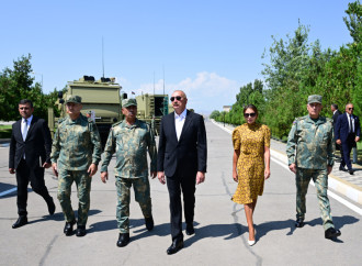 Prezident İlham Əliyev Əlahiddə Ümumqoşun Orduda yeni yaradılan komando hərbi hissələrinə Döyüş bayraqlarının verilməsi mərasimində iştirak edib