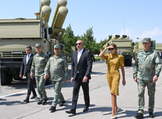Prezident İlham Əliyev Əlahiddə Ümumqoşun Orduda yeni yaradılan komando hərbi hissələrinə Döyüş bayraqlarının verilməsi mərasimində iştirak edib