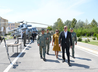 Prezident İlham Əliyev Əlahiddə Ümumqoşun Orduda yeni yaradılan komando hərbi hissələrinə Döyüş bayraqlarının verilməsi mərasimində iştirak edib