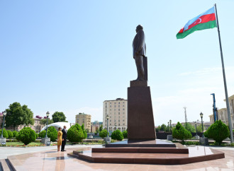 Prezident İlham Əliyev və Birinci xanım Mehriban Əliyeva Ümummilli Liderin Naxçıvan şəhərinin mərkəzində ucaldılan abidəsini ziyarət ediblər