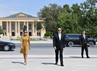 Prezident İlham Əliyev və Birinci xanım Mehriban Əliyeva Ümummilli Liderin Naxçıvan şəhərinin mərkəzində ucaldılan abidəsini ziyarət ediblər