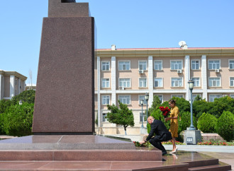 Prezident İlham Əliyev və Birinci xanım Mehriban Əliyeva Ümummilli Liderin Naxçıvan şəhərinin mərkəzində ucaldılan abidəsini ziyarət ediblər
