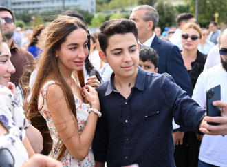Heydər Əliyev Fondunun vitse-prezidenti Leyla Əliyeva və Arzu Əliyeva klassik avtomobillərin yürüşü və sərgisini izləyiblər