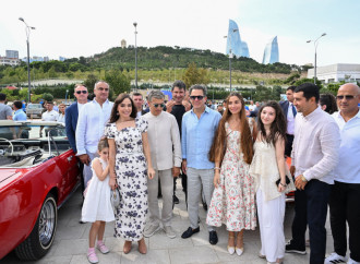 Heydər Əliyev Fondunun vitse-prezidenti Leyla Əliyeva və Arzu Əliyeva klassik avtomobillərin yürüşü və sərgisini izləyiblər