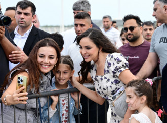 Heydər Əliyev Fondunun vitse-prezidenti Leyla Əliyeva və Arzu Əliyeva klassik avtomobillərin yürüşü və sərgisini izləyiblər