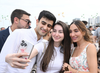 Heydər Əliyev Fondunun vitse-prezidenti Leyla Əliyeva və Arzu Əliyeva klassik avtomobillərin yürüşü və sərgisini izləyiblər