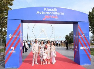 Heydər Əliyev Fondunun vitse-prezidenti Leyla Əliyeva və Arzu Əliyeva klassik avtomobillərin yürüşü və sərgisini izləyiblər