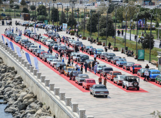 Heydər Əliyev Fondunun vitse-prezidenti Leyla Əliyeva və Arzu Əliyeva klassik avtomobillərin yürüşü və sərgisini izləyiblər