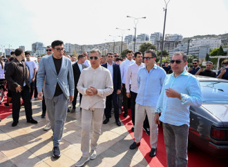 Heydər Əliyev Fondunun vitse-prezidenti Leyla Əliyeva və Arzu Əliyeva klassik avtomobillərin yürüşü və sərgisini izləyiblər