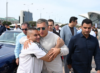 Heydər Əliyev Fondunun vitse-prezidenti Leyla Əliyeva və Arzu Əliyeva klassik avtomobillərin yürüşü və sərgisini izləyiblər