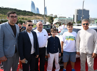 Heydər Əliyev Fondunun vitse-prezidenti Leyla Əliyeva və Arzu Əliyeva klassik avtomobillərin yürüşü və sərgisini izləyiblər