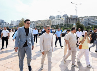 Heydər Əliyev Fondunun vitse-prezidenti Leyla Əliyeva və Arzu Əliyeva klassik avtomobillərin yürüşü və sərgisini izləyiblər