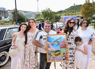 Heydər Əliyev Fondunun vitse-prezidenti Leyla Əliyeva və Arzu Əliyeva klassik avtomobillərin yürüşü və sərgisini izləyiblər