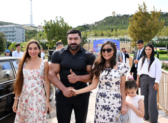 Heydər Əliyev Fondunun vitse-prezidenti Leyla Əliyeva və Arzu Əliyeva klassik avtomobillərin yürüşü və sərgisini izləyiblər