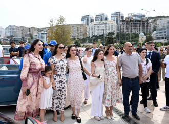 Heydər Əliyev Fondunun vitse-prezidenti Leyla Əliyeva və Arzu Əliyeva klassik avtomobillərin yürüşü və sərgisini izləyiblər
