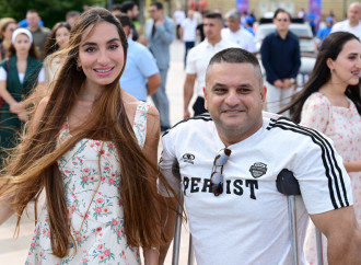Heydər Əliyev Fondunun vitse-prezidenti Leyla Əliyeva və Arzu Əliyeva klassik avtomobillərin yürüşü və sərgisini izləyiblər