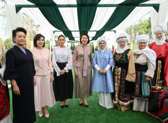 Birinci xanım Mehriban Əliyeva Bişkekdə dekorativ-tətbiqi sənət ustalarının əl işlərindən ibarət sərgi ilə tanış olub