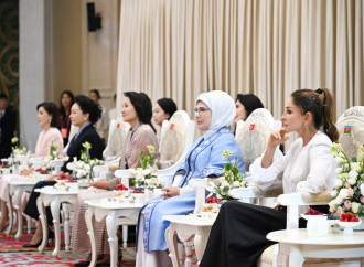 Birinci xanım Mehriban Əliyeva Bişkekdə dekorativ-tətbiqi sənət ustalarının əl işlərindən ibarət sərgi ilə tanış olub