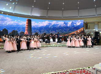 Birinci xanım Mehriban Əliyeva Bişkekdə dekorativ-tətbiqi sənət ustalarının əl işlərindən ibarət sərgi ilə tanış olub