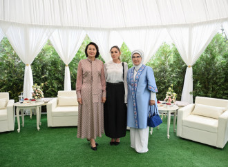 Birinci xanım Mehriban Əliyeva Bişkekdə dekorativ-tətbiqi sənət ustalarının əl işlərindən ibarət sərgi ilə tanış olub