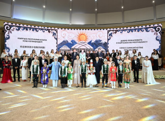 Birinci xanım Mehriban Əliyeva Bişkekdə dekorativ-tətbiqi sənət ustalarının əl işlərindən ibarət sərgi ilə tanış olub