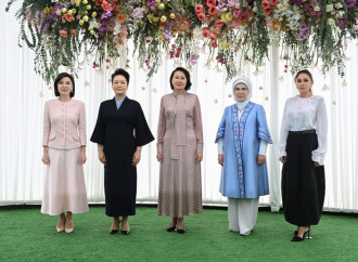 Birinci xanım Mehriban Əliyeva Bişkekdə dekorativ-tətbiqi sənət ustalarının əl işlərindən ibarət sərgi ilə tanış olub