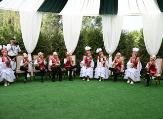 Birinci xanım Mehriban Əliyeva Bişkekdə dekorativ-tətbiqi sənət ustalarının əl işlərindən ibarət sərgi ilə tanış olub