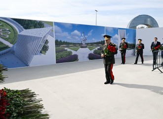 Müdafiə Nazirliyinin rəhbər heyəti Anım Günündə Zəfər parkında olub