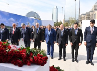 Milli Məclisin kollektivi Zəfər parkını ziyarət edib