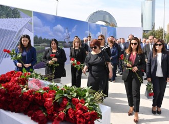 Milli Məclisin kollektivi Zəfər parkını ziyarət edib