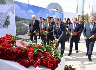 Milli Məclisin kollektivi Zəfər parkını ziyarət edib