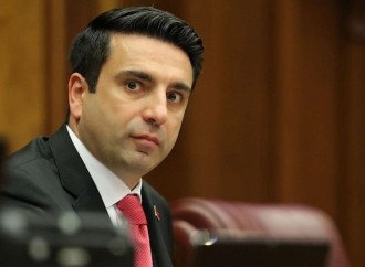 Ermənistan Milli Assambleyası sədrinin ailəsinin avtomobili qəzaya düşüb