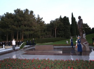 Birləşmiş Ərəb Əmirliklərinin Prezidenti Ulu Öndər Heydər Əliyevin məzarını ziyarət edib