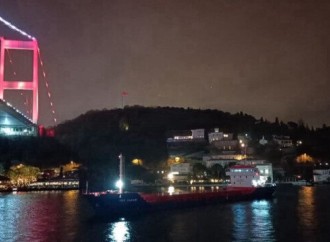 Bosfor boğazında gəmilərin hərəkəti hər iki istiqamətdə dayandırılıb