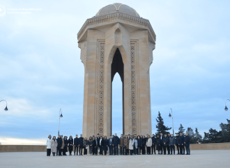 XİN və ADA Universitetinin birgə təşkilatçılığı ilə yeni qrup "Diplomatiya Könüllüləri" üçün Ulu Öndər Heydər Əliyevin 100 illiyinə həsr olunmuş diplomatiya həftəsi təşkil olunub