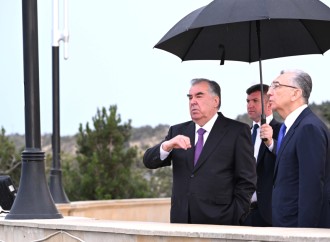 Emoməli Rəhmon Şəhidlər xiyabanını ziyarət edib