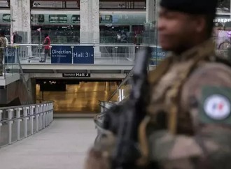 Parisdə bıçaqlı hücum olub