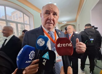 Səs vermək üçün növbəsini gözləyən insanların üzlərində təbəssüm var idi