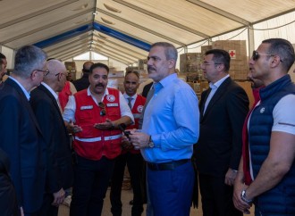Hakan Fidan Türk Qızıl Aypara Cəmiyyəti əməkdaşları ilə görüşüb