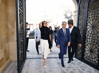 Heydər Əliyev Fondunun prezidenti Mehriban Əliyeva və ailə üzvləri Əhmədli qəsəbəsindəki əsaslı təmirdən sonra istifadəyə verilən məsciddə olublar