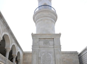 Heydər Əliyev Fondunun prezidenti Mehriban Əliyeva və ailə üzvləri Əhmədli qəsəbəsindəki əsaslı təmirdən sonra istifadəyə verilən məsciddə olublar