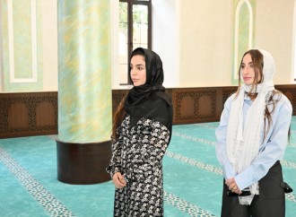 Heydər Əliyev Fondunun prezidenti Mehriban Əliyeva və ailə üzvləri Əhmədli qəsəbəsindəki əsaslı təmirdən sonra istifadəyə verilən məsciddə olublar