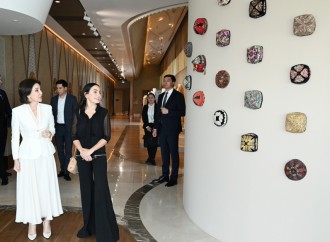Azərbaycanın və Özbəkistanın Birinci xanımları və qızları Daşkənddə sərgi ilə tanış olub və Özbəkistan milli geyimlərindən ibarət kolleksiyaya baxıblar