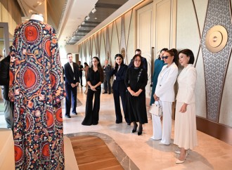 Azərbaycanın və Özbəkistanın Birinci xanımları və qızları Daşkənddə sərgi ilə tanış olub və Özbəkistan milli geyimlərindən ibarət kolleksiyaya baxıblar