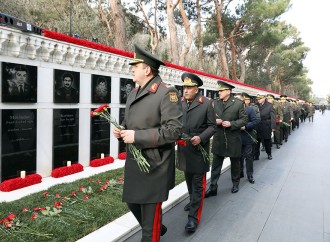 Müdafiə Nazirliyinin rəhbər heyəti Şəhidlər xiyabanını ziyarət edib