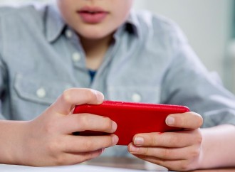 İtaliyada uşaqlara telefon və sosial şəbəkə qadağası müzakirədədir